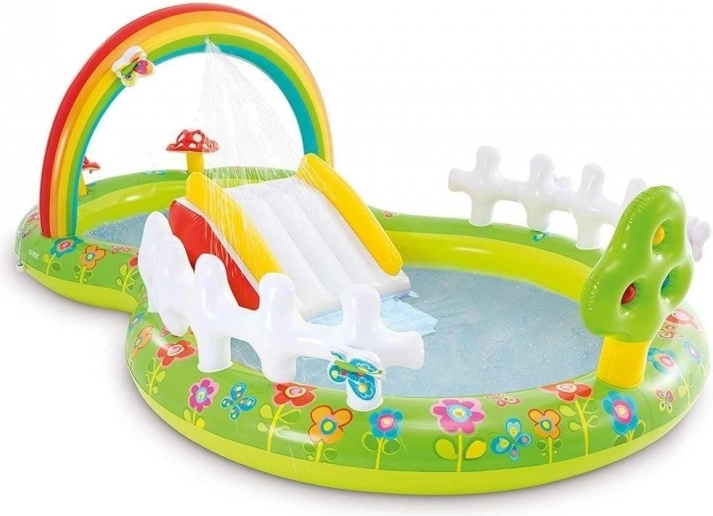Waterglijbaan met regenboog-sprinkler