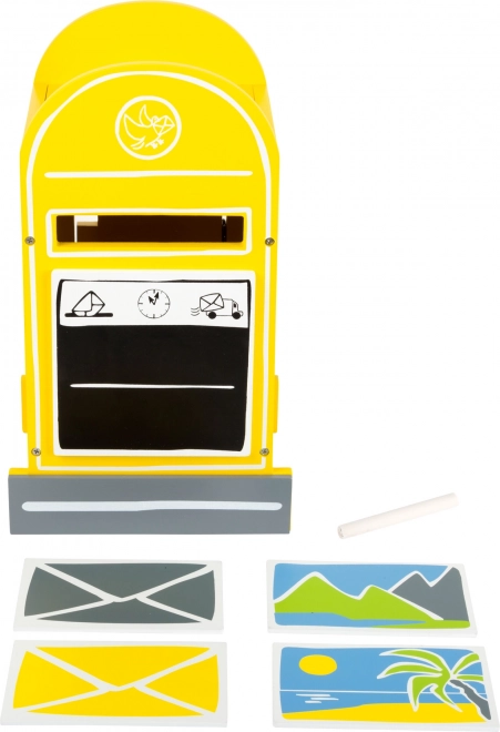 Boîte aux lettres en bois avec lettres