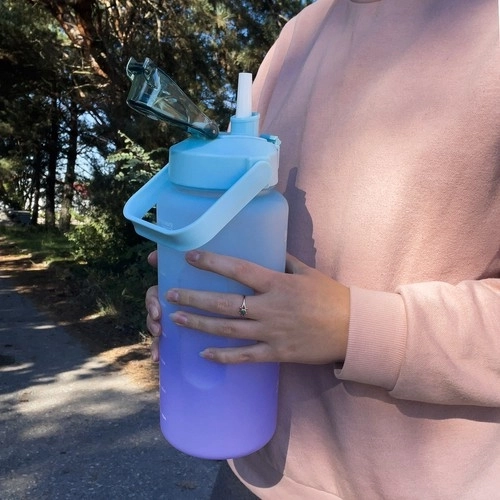 Motivierende Trinkflasche 2L Violett-Blau