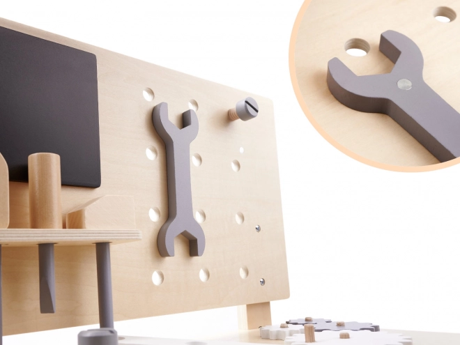 Houten werkplaats met gereedschap