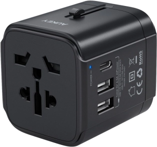 Aukey universele reisadapter 7,8A met 2x USB A en 1x USB C