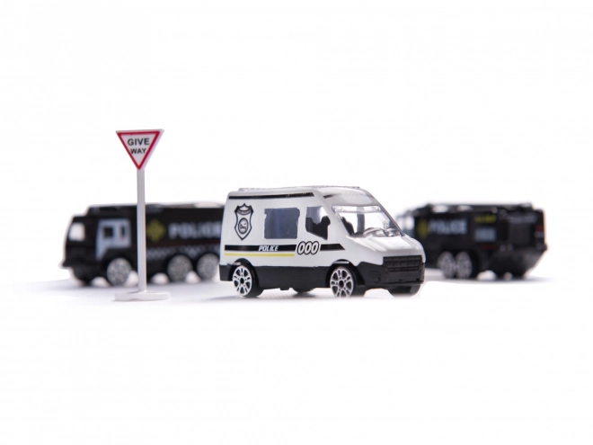 Vliegtuigtransporteur en 3 politieauto's