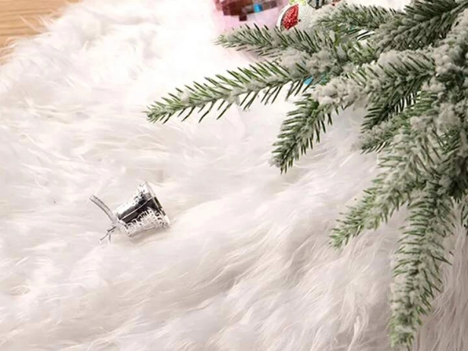 Flauschiger weißer Weihnachtsbaumunterleger