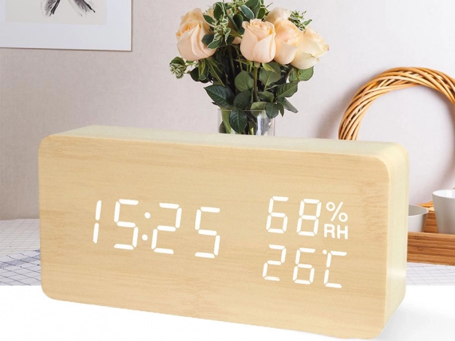 Moderner elektronischer Wecker mit USB