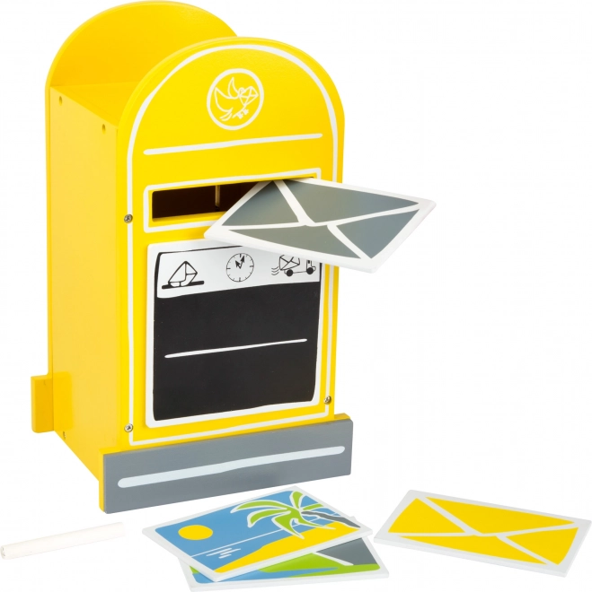 Boîte aux lettres en bois avec lettres