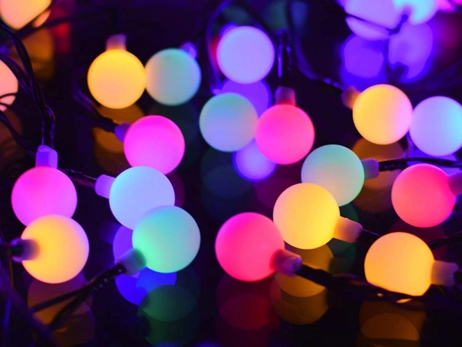 Zonnige tuinslinger met veelkleurige LED-lampjes
