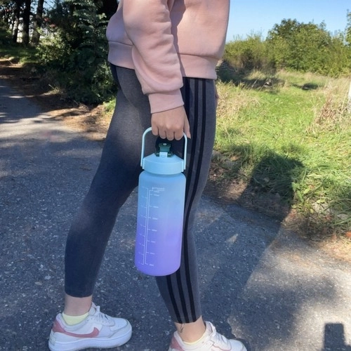 Motivierende Trinkflasche 2L Violett-Blau