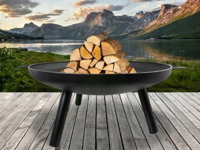 Grote tuinbarbecue met standaard op driepoot en hangende grill rooster