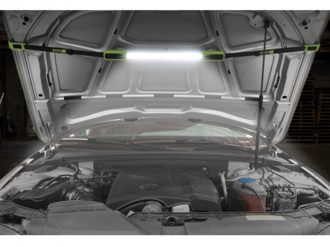LED-Werkstattleuchte unter der Motorhaube