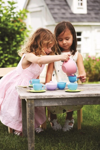 Favorise le jeu social et imaginatif