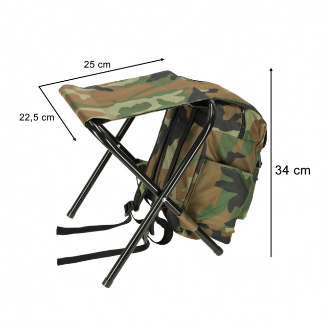 Opvouwbare toeristische stoel zonder rugleuning met rugzak in camouflagepatroon
