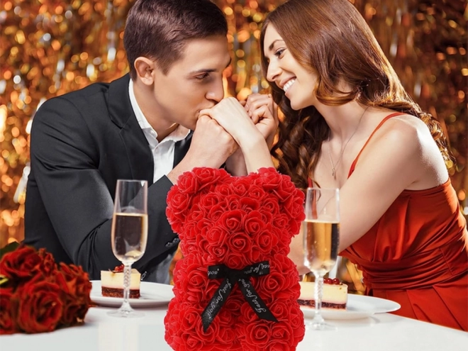 Ourson en pétales de roses dans une boîte cadeau
