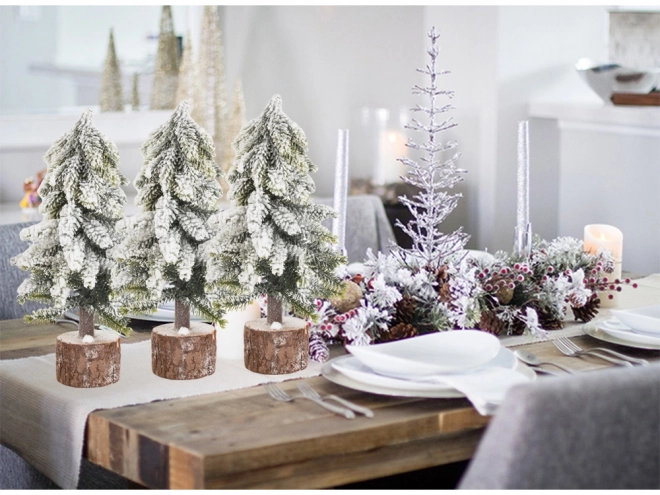 Kleine kunstkerstboom met sneeuweffect