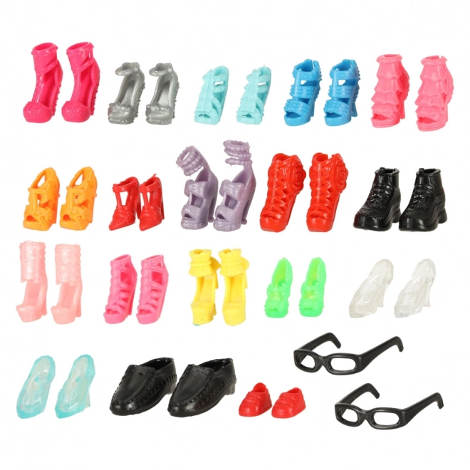 Kleding en accessoires voor poppen - 85 stuks