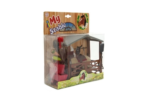 Paard in Stal met Accessoires