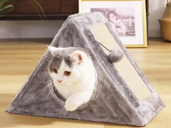 Driehoekig krabmeubel en huis voor katten met balletje