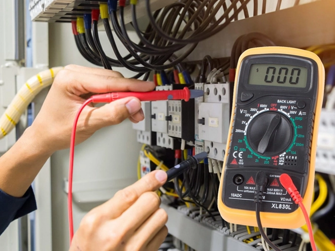 Digitale multimeter voor het meten van spanning en stroom