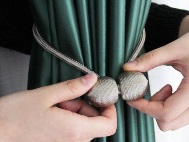 Decorative magnetic clips for curtains – Black