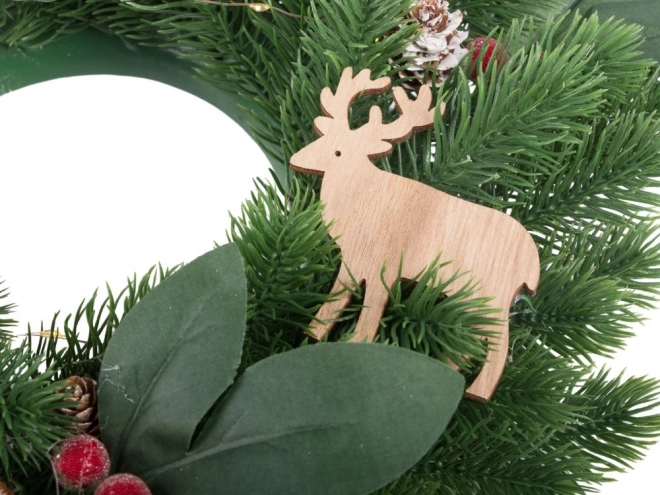 Weihnachtlicher LED-Kranz mit Dekorationen