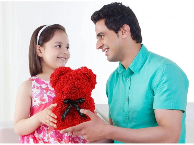 Ourson en pétales de roses dans une boîte cadeau