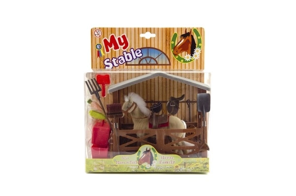 Paard in Stal met Accessoires