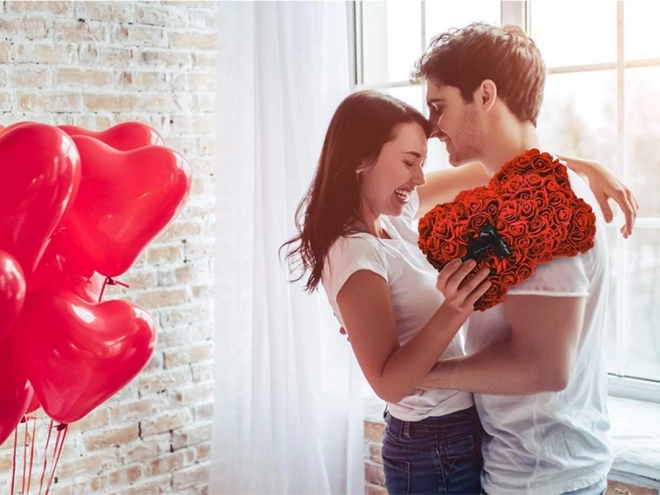 Ourson en pétales de roses dans une boîte cadeau