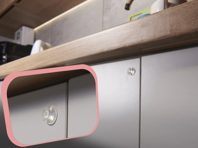 Quiet closing of doors and cabinet doors