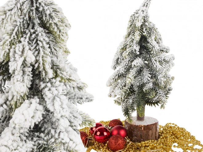 Kleine kunstkerstboom met sneeuweffect