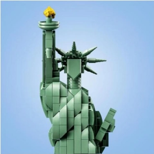 Statue fidèle avec torche dorée