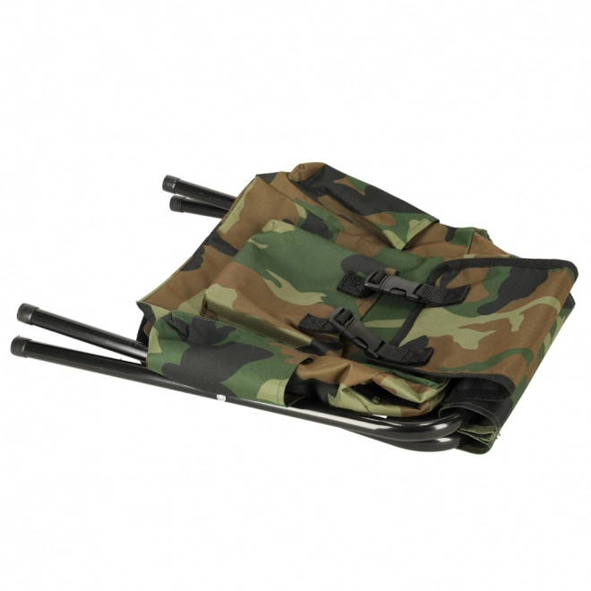 Opvouwbare toeristische stoel zonder rugleuning met rugzak in camouflagepatroon