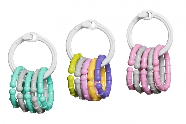 Rammelaar ring met kleurrijke hangers