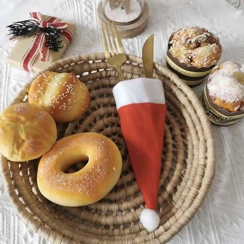 Weihnachtliche Besteckhüllen mit Nikolausmütze