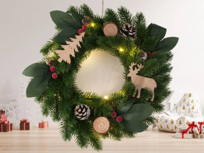 Weihnachtlicher LED-Kranz mit Dekorationen