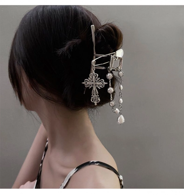 Decoratieve haarclip met zilveren pareltjes