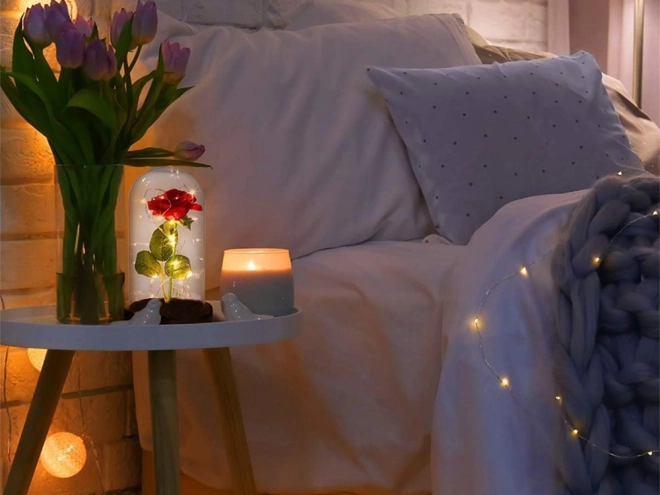 Ewige rote Rose im Glas mit LED-Licht als Geschenk für Frauen