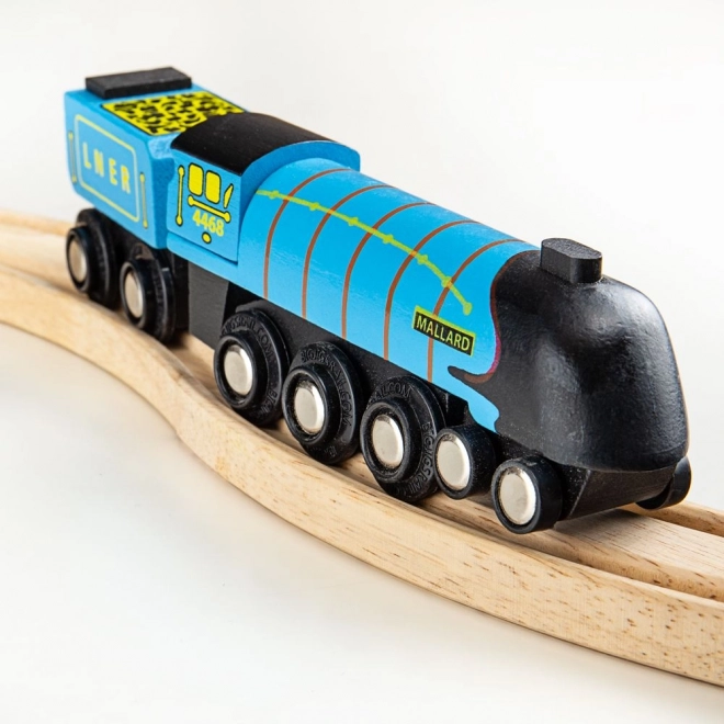 Houten replica van de Mallard-locomotief met rails