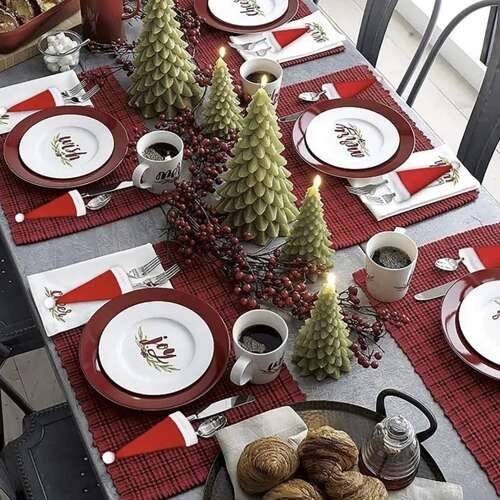 Weihnachtliche Besteckhüllen mit Nikolausmütze