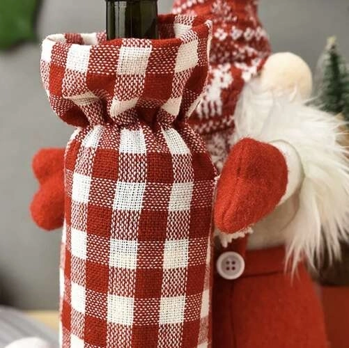Weihnachtswichtel mit Flaschenhülle