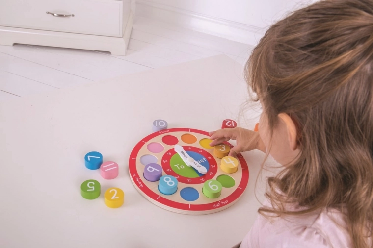 12 colorful removable pieces