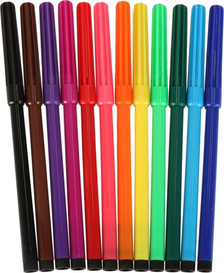 12 feutres de couleur et un bureau bien rangé