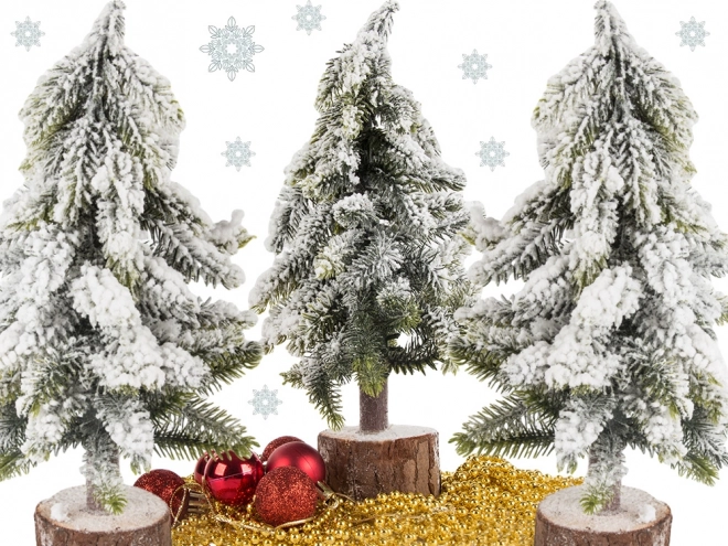 Kleine kunstkerstboom met sneeuweffect