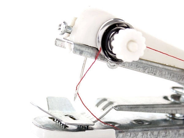 Mini handnaaimachine voor snelle reparaties