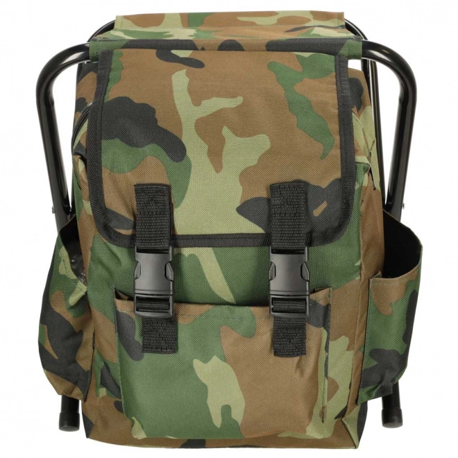 Opvouwbare toeristische stoel zonder rugleuning met rugzak in camouflagepatroon