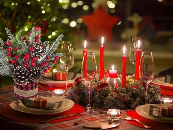 Kersttafelversiering met riet