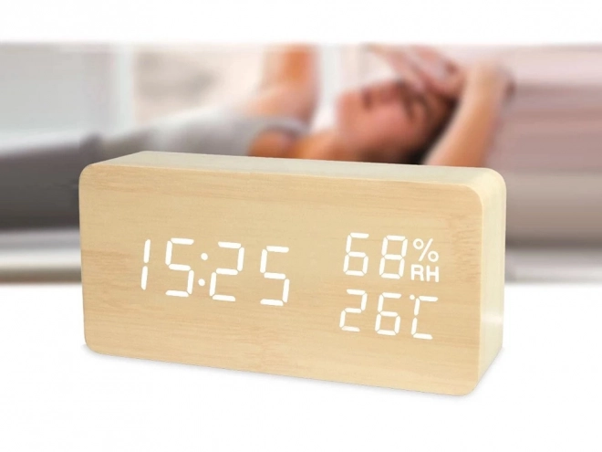 Moderner elektronischer Wecker mit USB
