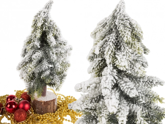 Kleine kunstkerstboom met sneeuweffect