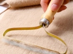 Handmatige ontpiller voor kleding en bekleding met houten handvat