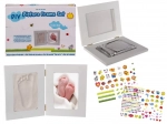 Afdruk van babyhandjes en -voetjes in een fotolijst