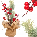 Weihnachtliche Tischdekoration aus Jute mit roten Beeren und Zapfen