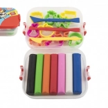 Ensemble de pâtes à modeler et moules dans une boîte en plastique